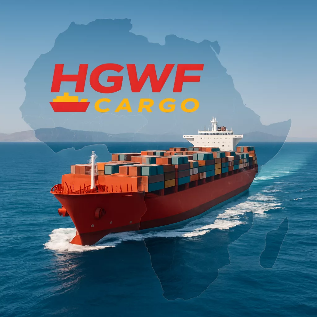 Bateau de transport naviguant au large de l'Afrique